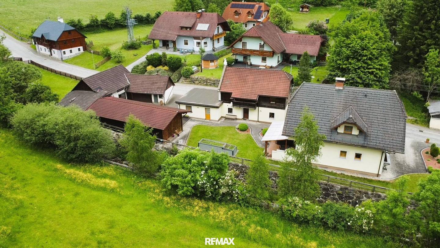 Tolle Liegenschaft mit einem Einfamilienhaus und urigem Bauernhaus mit Garagen und Stallgebäude