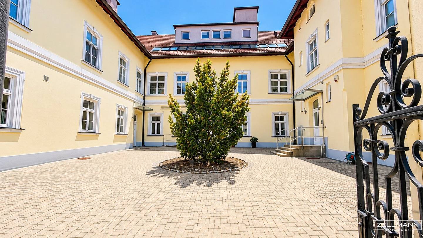 Dachgeschosswohnung mit sonniger Terrasse im historischen Ensemble