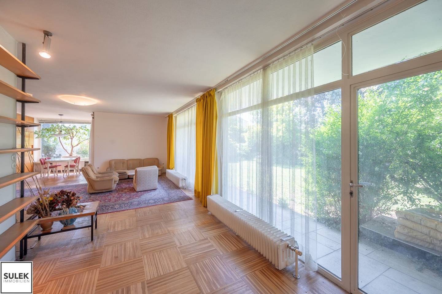 Bungalow with large garden on an exceptional corner plot in a prime location in Inzersdorf