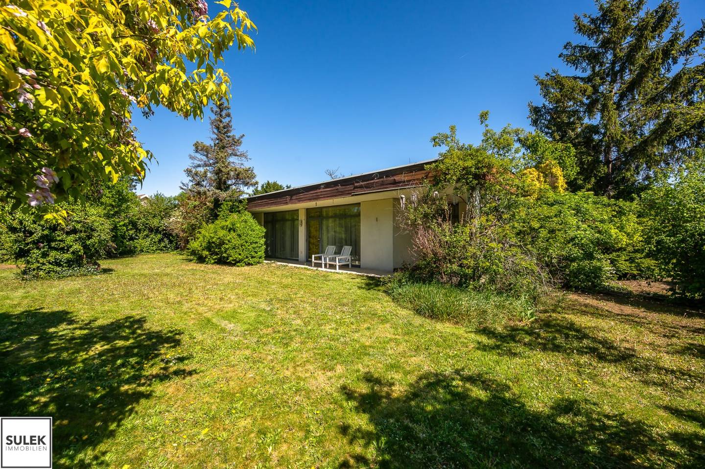 Bungalow with large garden on an exceptional corner plot in a prime location in Inzersdorf