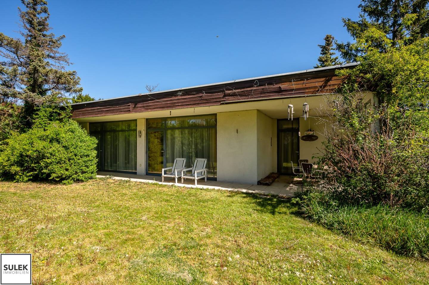 Bungalow with large garden on an exceptional corner plot in a prime location in Inzersdorf