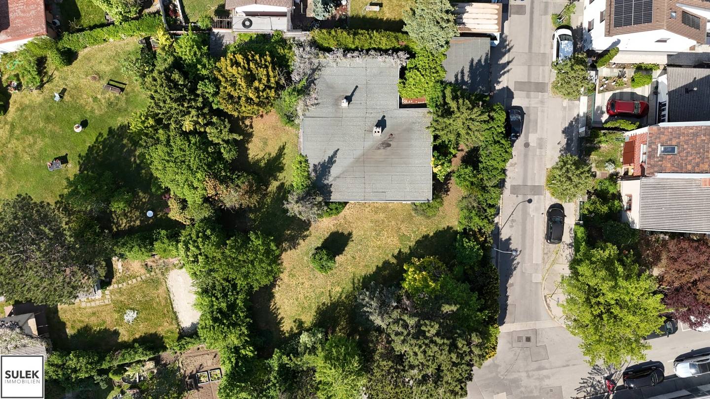 Bungalow with large garden on an exceptional corner plot in a prime location in Inzersdorf