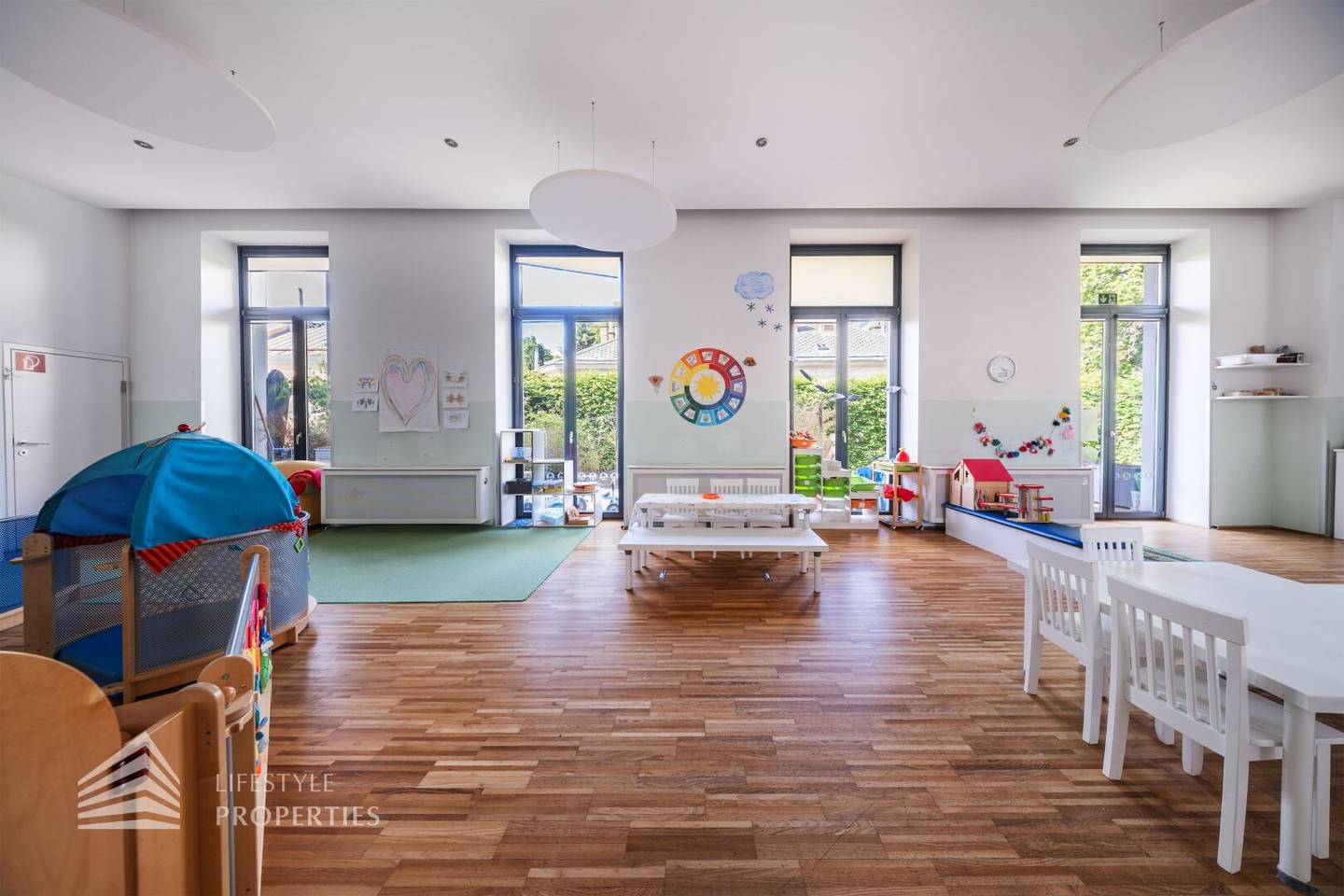 Großzügiger Kindergarten mit Garten