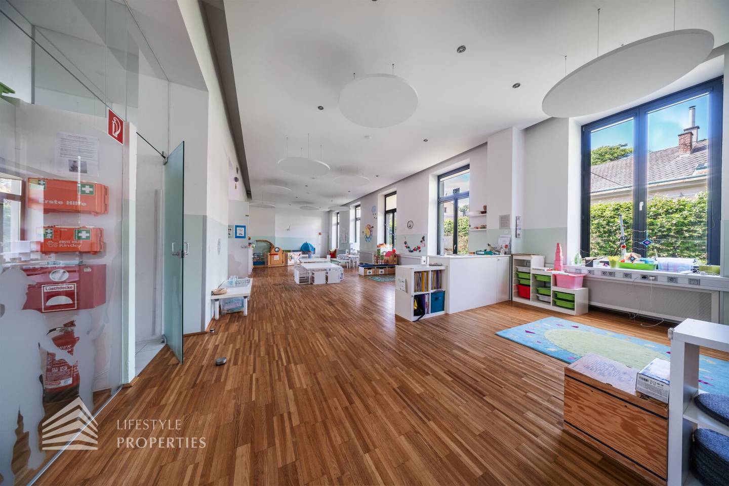Großzügiger Kindergarten mit Garten