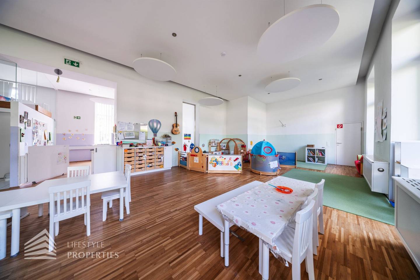 Großzügiger Kindergarten mit Garten