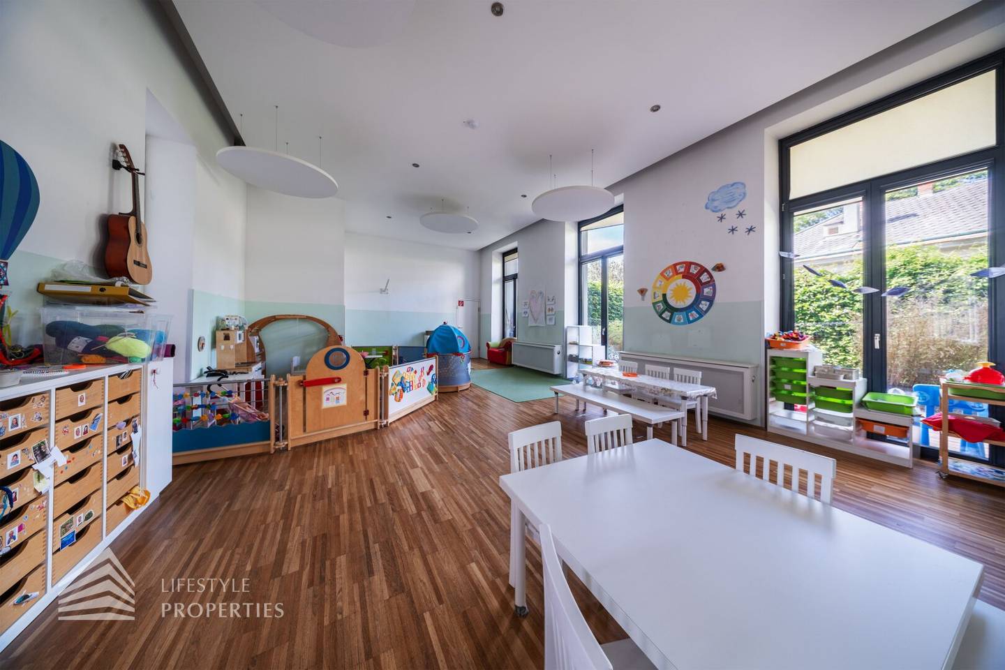 Großzügiger Kindergarten mit Garten