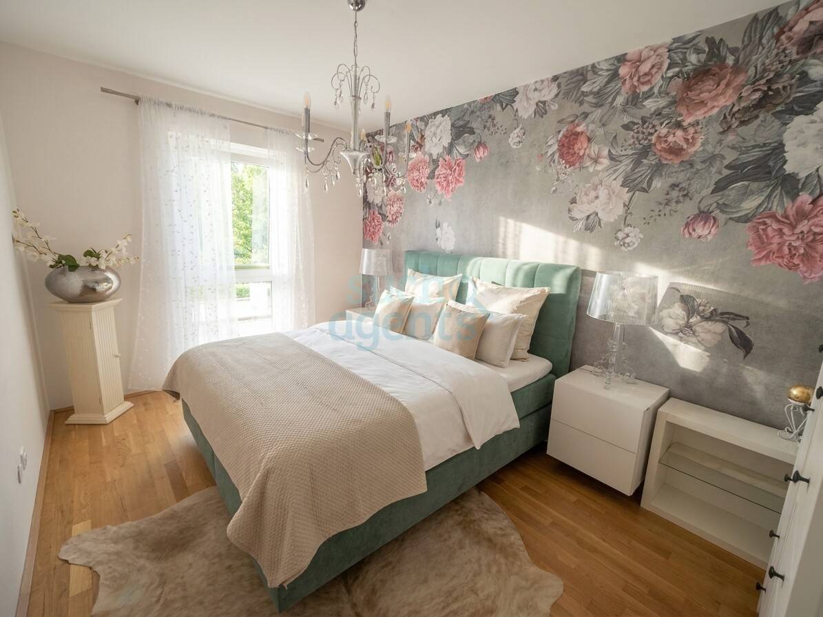 Neuwertige Wohnung mit Balkon und Parkplätzen