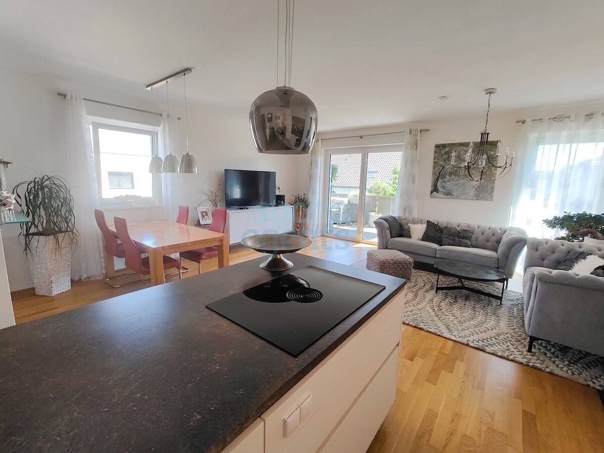 Neuwertige Wohnung mit Balkon und Parkplätzen