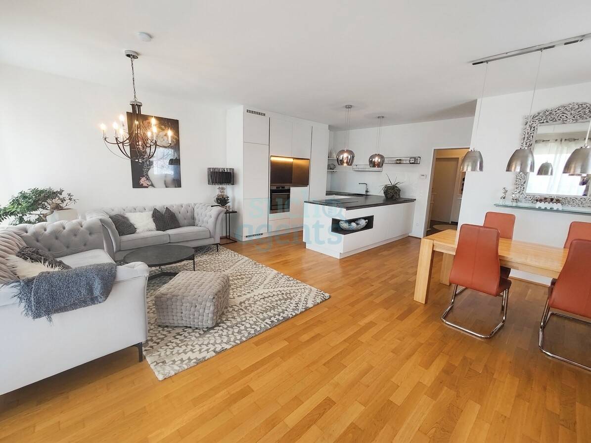 Neuwertige Wohnung mit Balkon und Parkplätzen