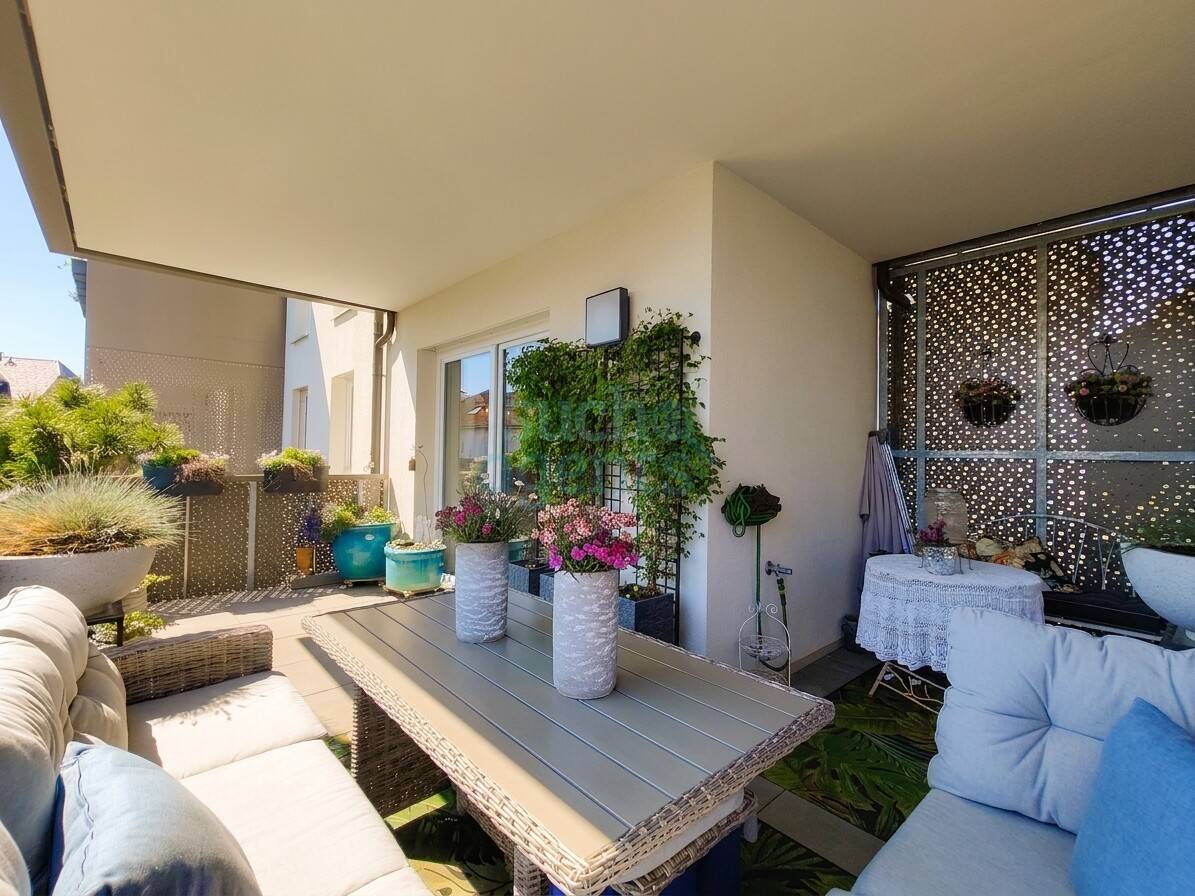 Neuwertige Wohnung mit Balkon und Parkplätzen