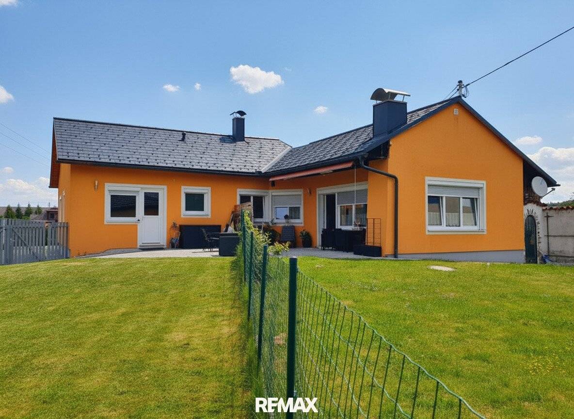 Flexible Bungalow with 2 Units