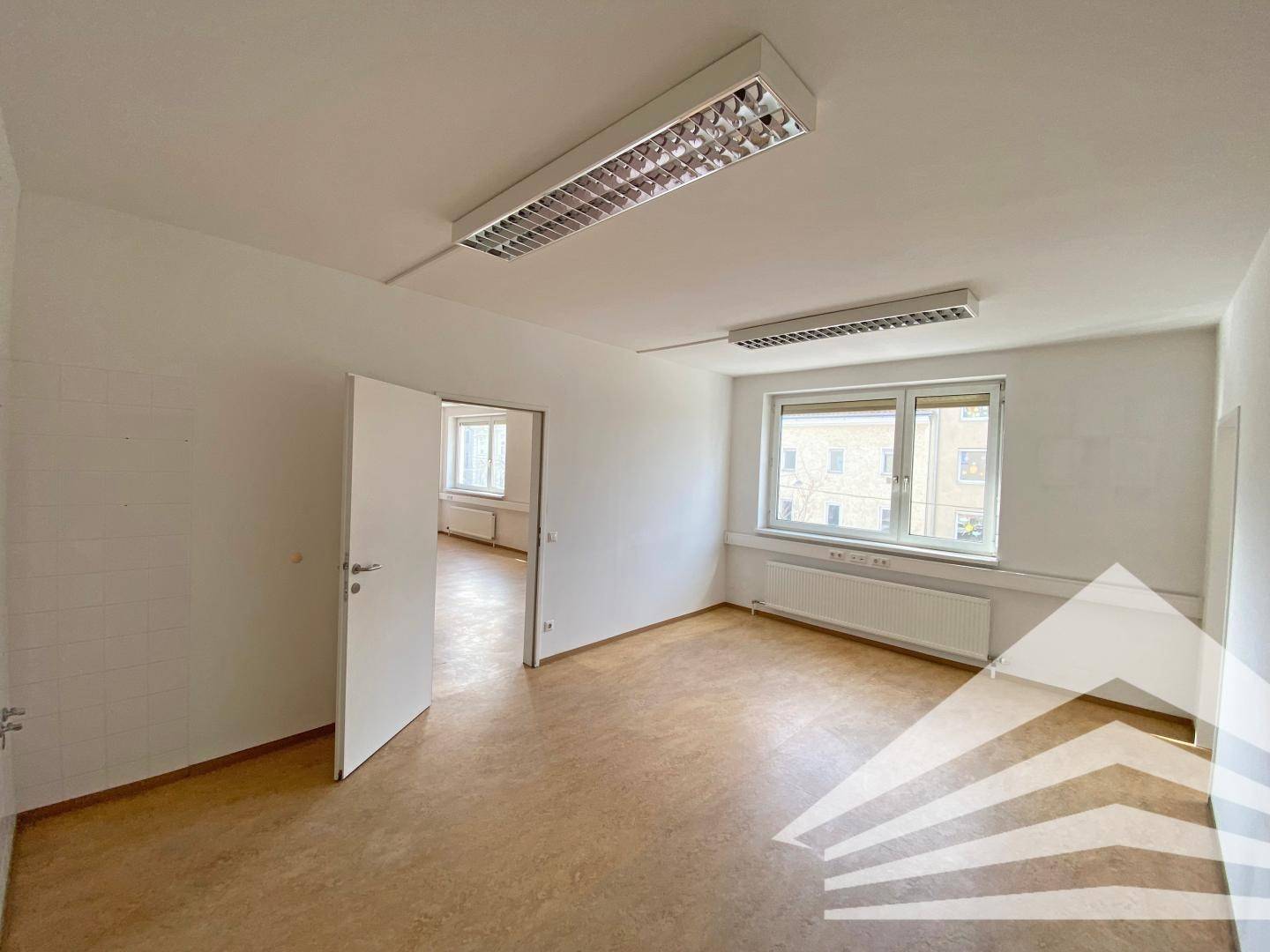 Günstiges 140 m² Büro oder Praxis zu mieten! Ideales Projekt Büro!
