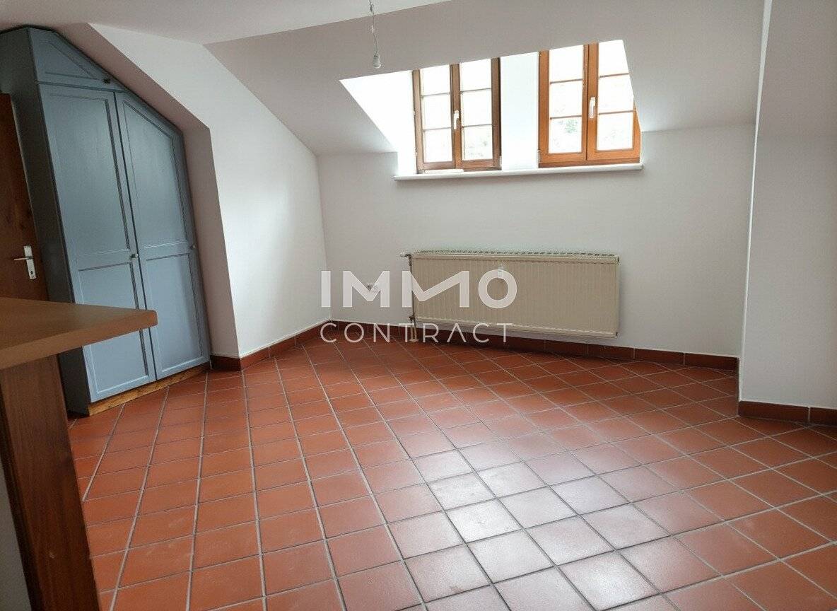Attic apartment in a green city location with fitted kitchen