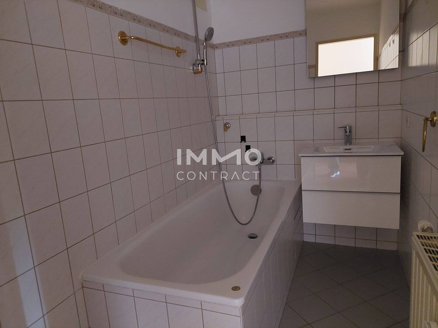 Attic apartment in a green city location with fitted kitchen
