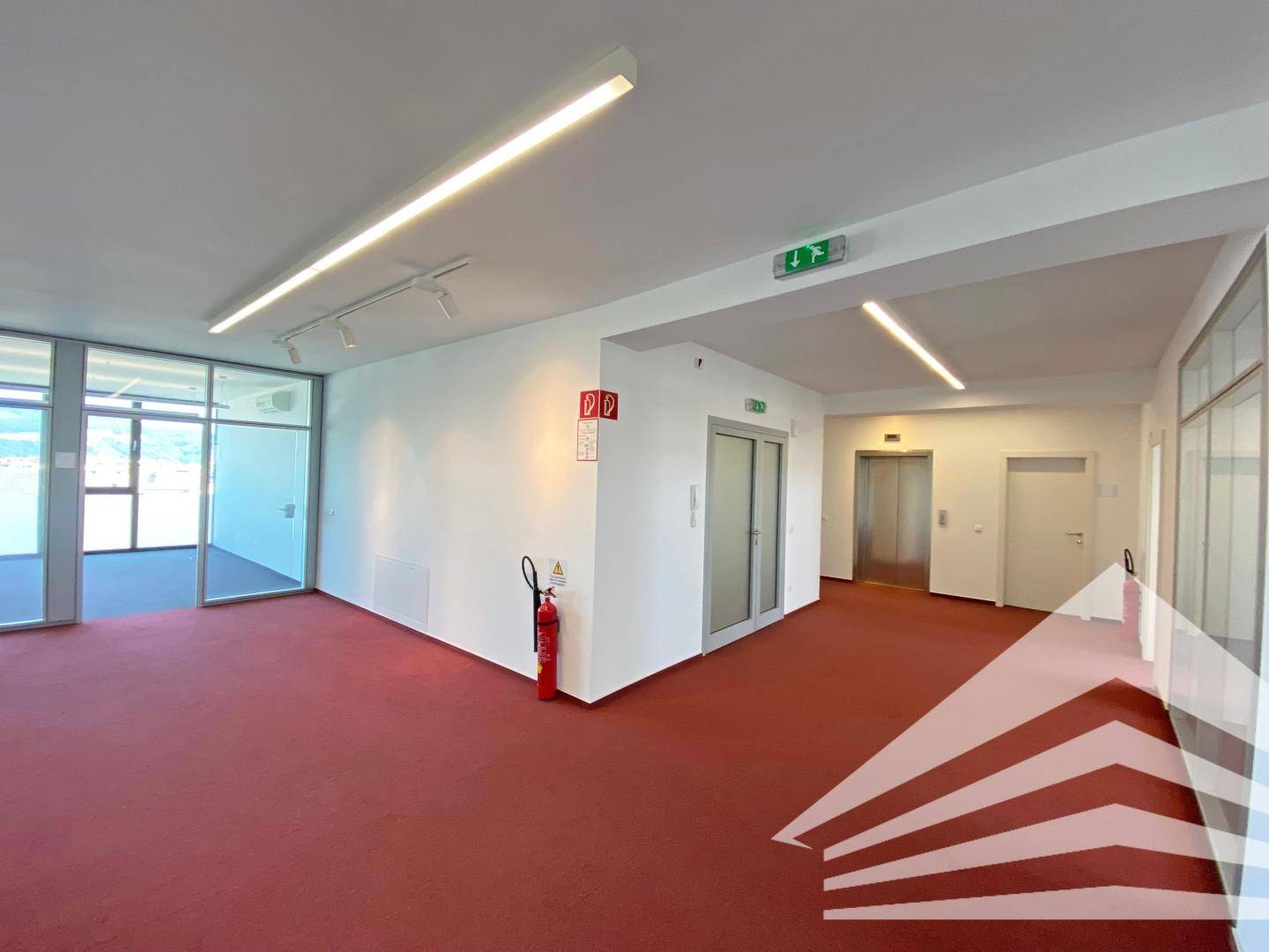 Großzügiges Büro mit Dachterrasse und Seminarraum im Zentrum!