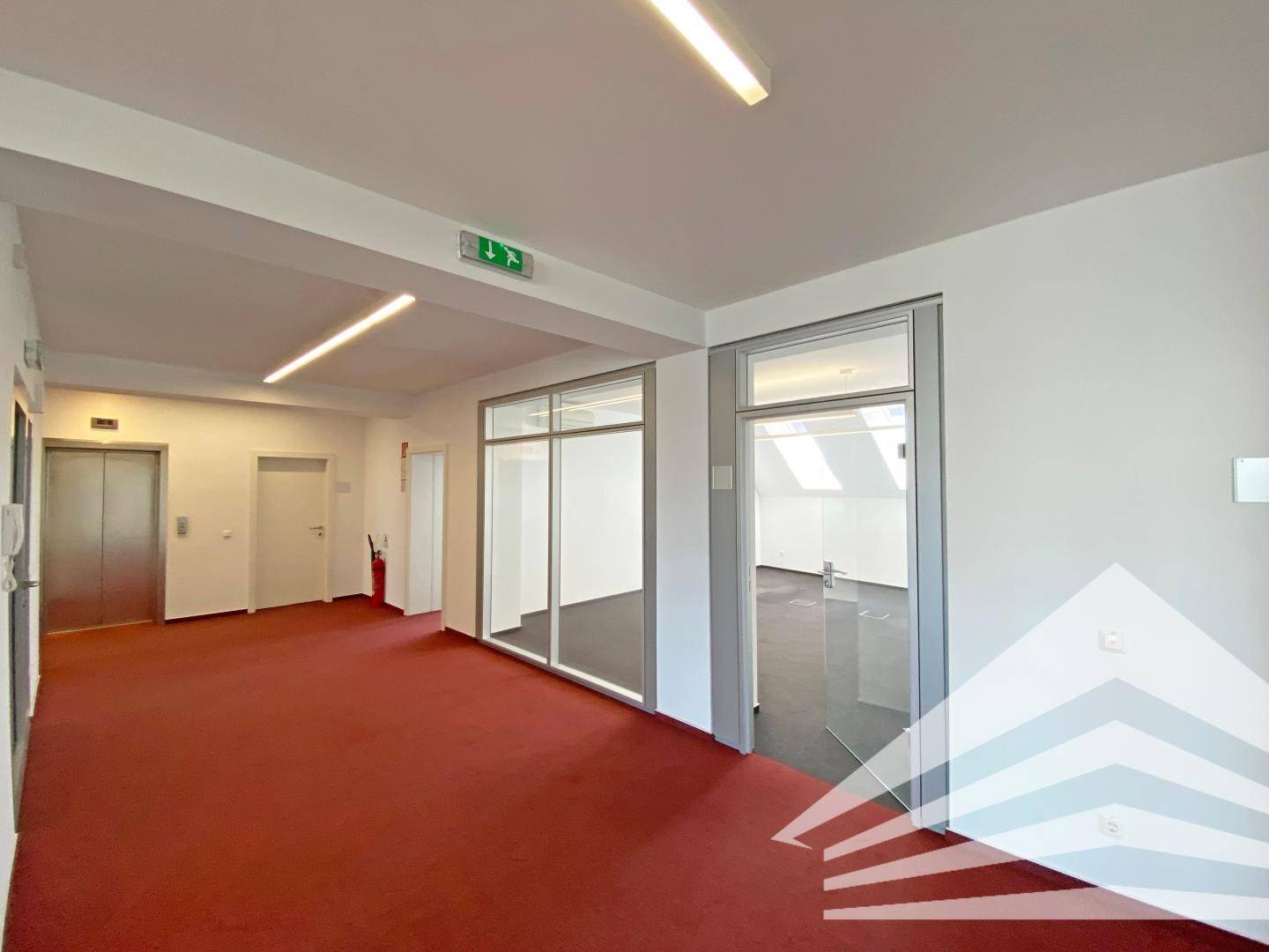 Großzügiges Büro mit Dachterrasse und Seminarraum im Zentrum!
