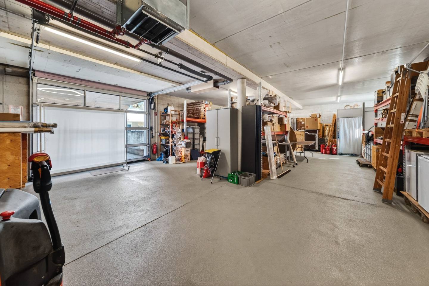 Gewerbeimmobilie mit Lager, Büro und Wohnung