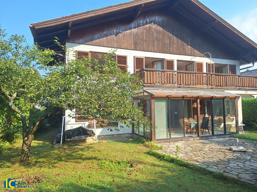 Einfamilienhaus mit Garten und Garage