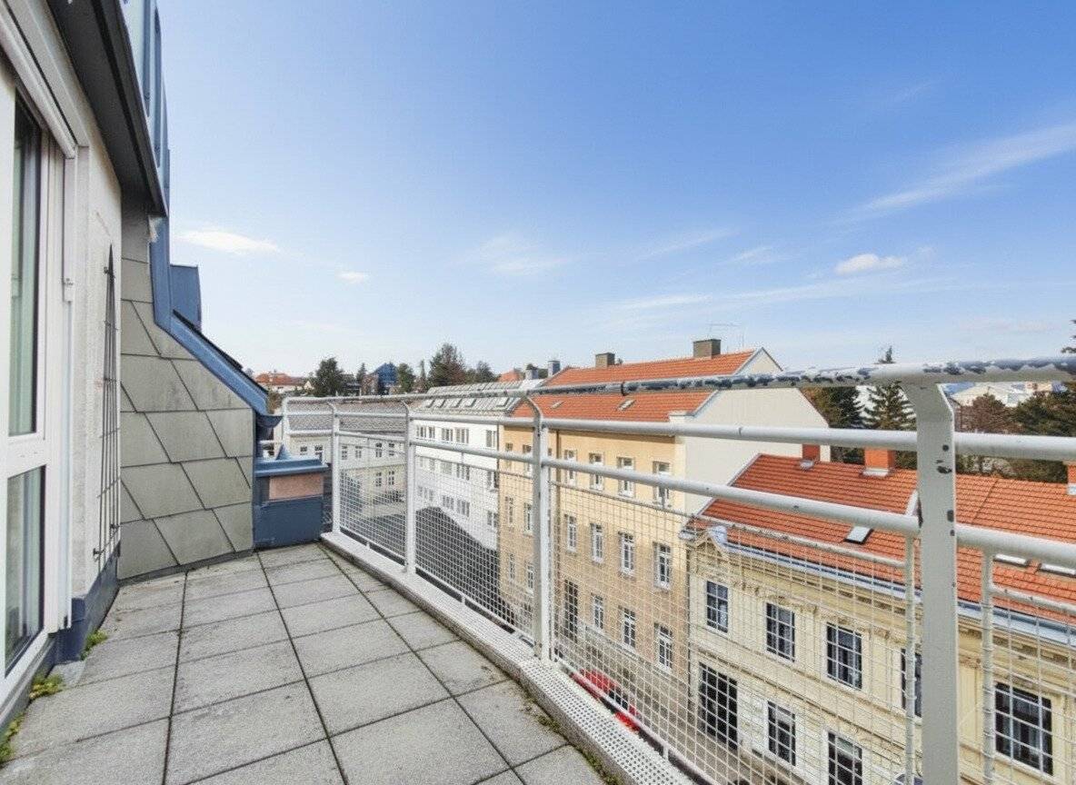 Attic apartment terrace wide view Liesing
