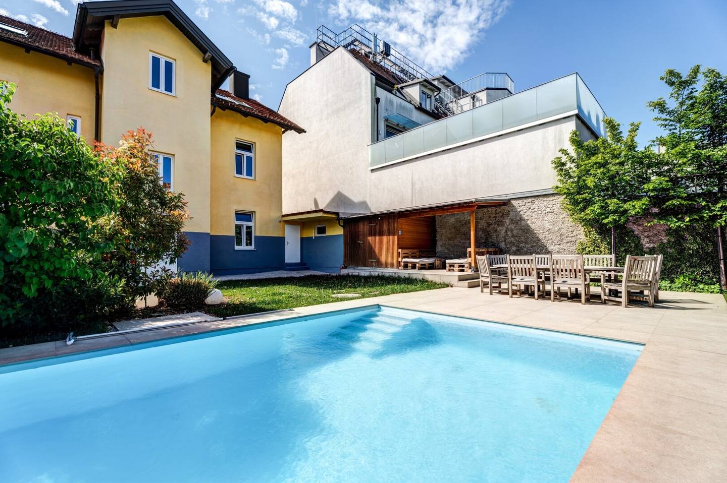 Pool, Garden, 220 m² Living Space &amp; Top Location – Charming Home near the Marketplace