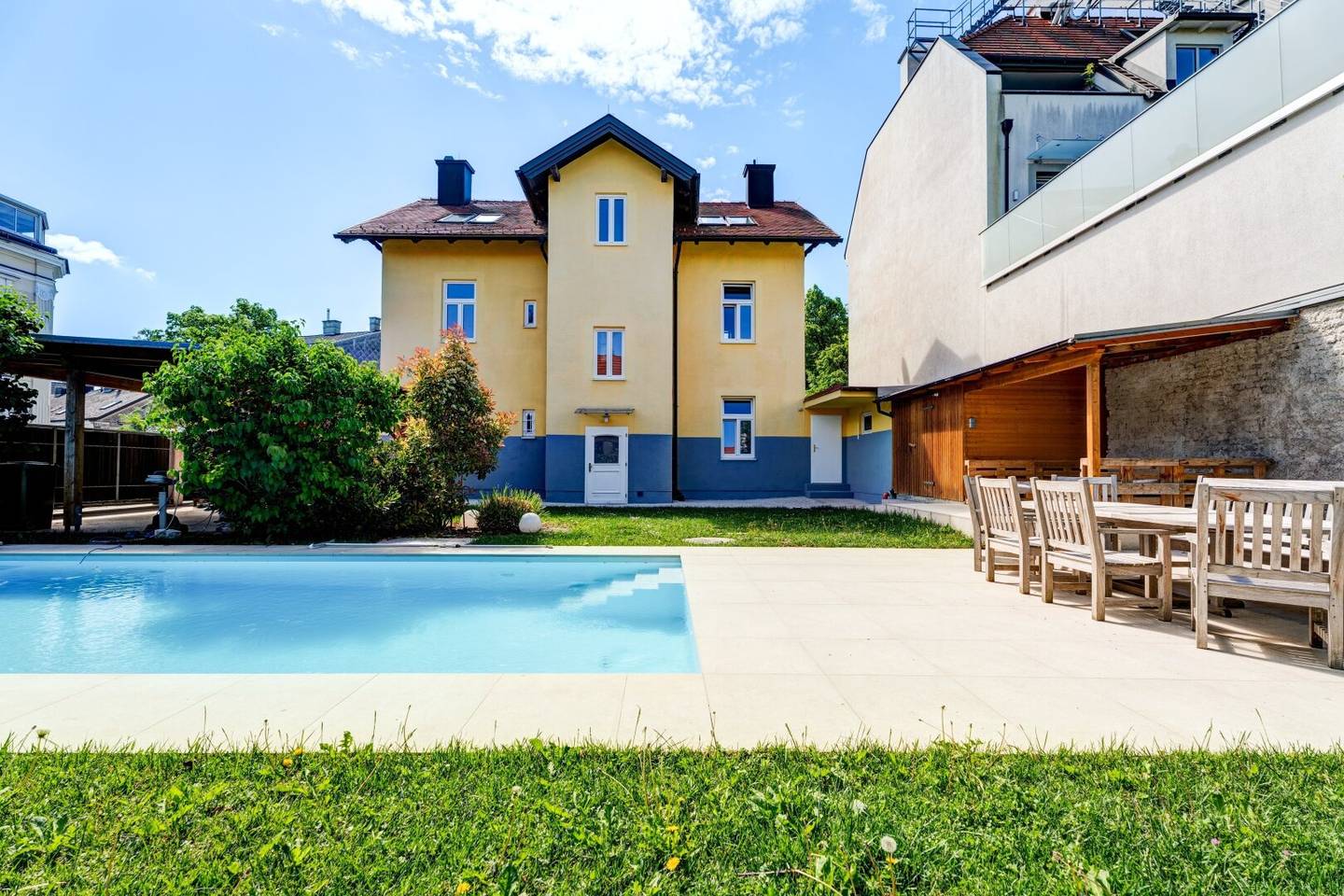 Pool, Garden, 220 m² Living Space &amp; Top Location – Charming Home near the Marketplace