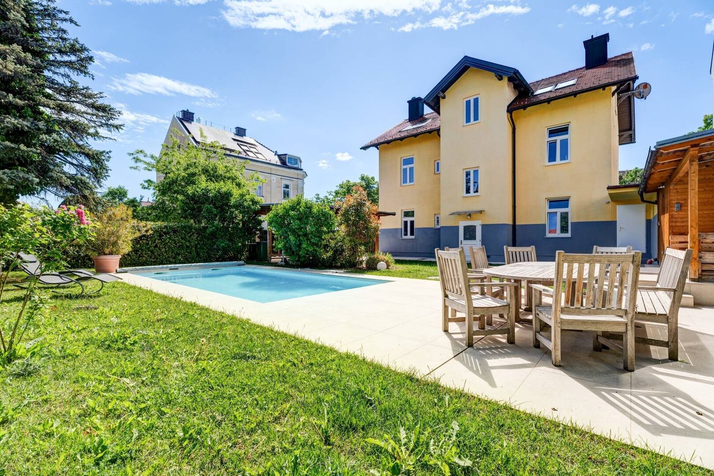Pool, Garden, 220 m² Living Space &amp; Top Location – Charming Home near the Marketplace