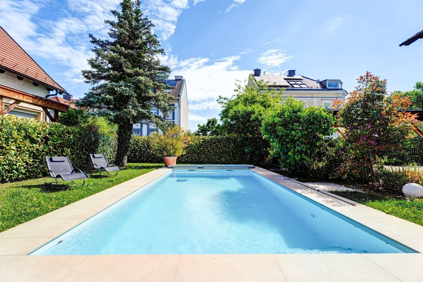 Pool, Garden, 220 m² Living Space &amp; Top Location – Charming Home near the Marketplace