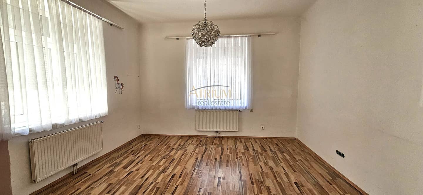 Ground floor apartment old building high ceilings
