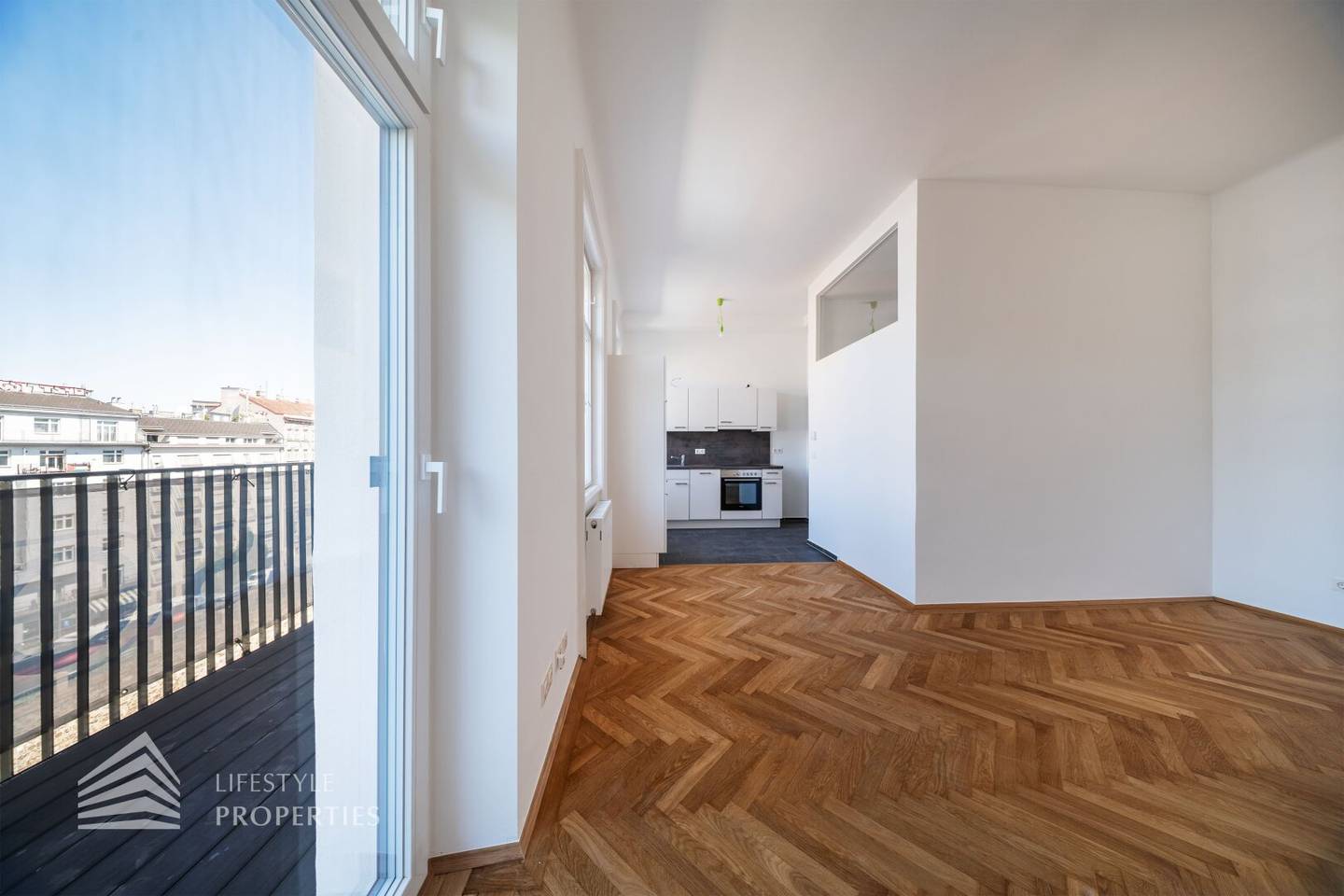 Garçonnière mit Balkon und Einbauküche