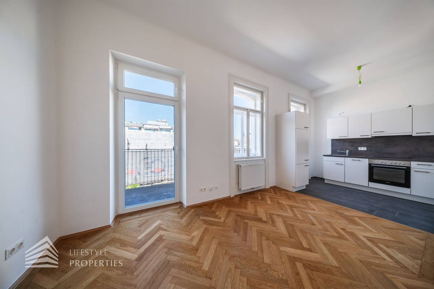 Garçonnière mit Balkon und Einbauküche
