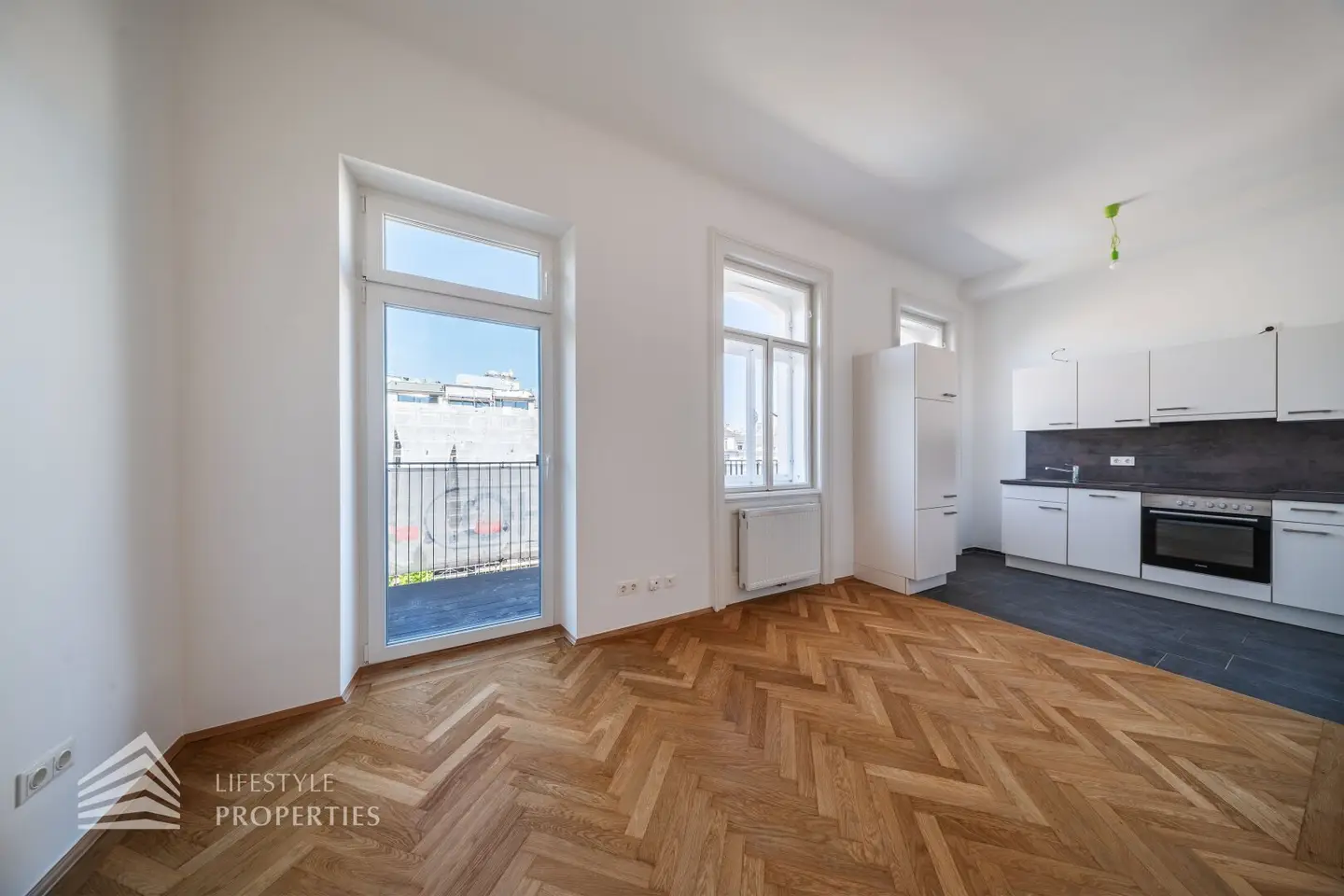 Garçonnière With Balcony And Fitted Kitchen
