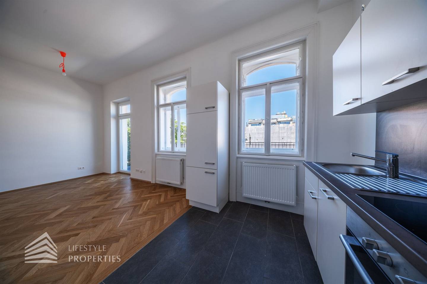 Garçonnière mit Balkon und Einbauküche