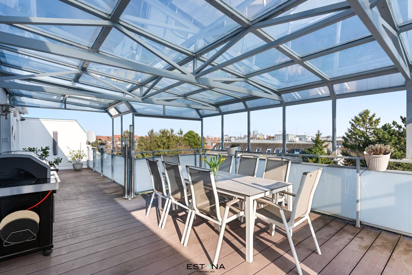 Attic apartment with large terrace and green view