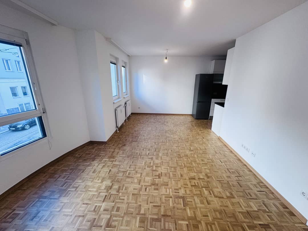 Wohnung helle Wohnküche und hochwertiger Parkettboden