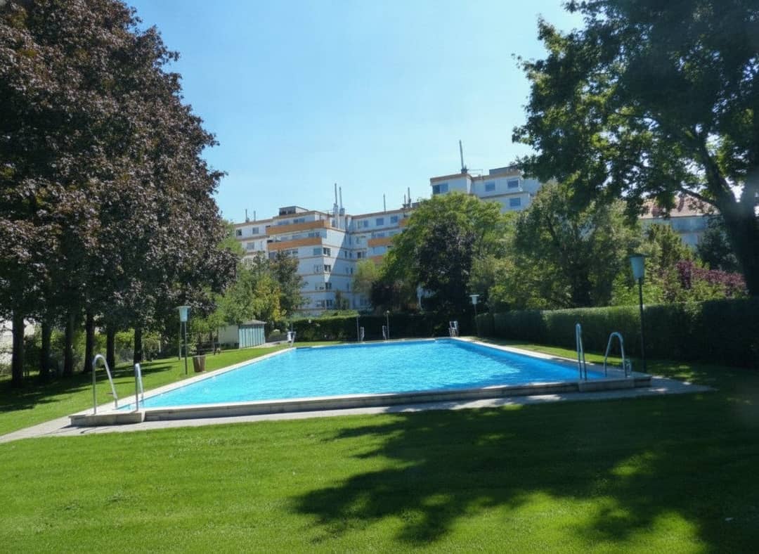 Garçonnière mit Garten und Pool in Grünanlage