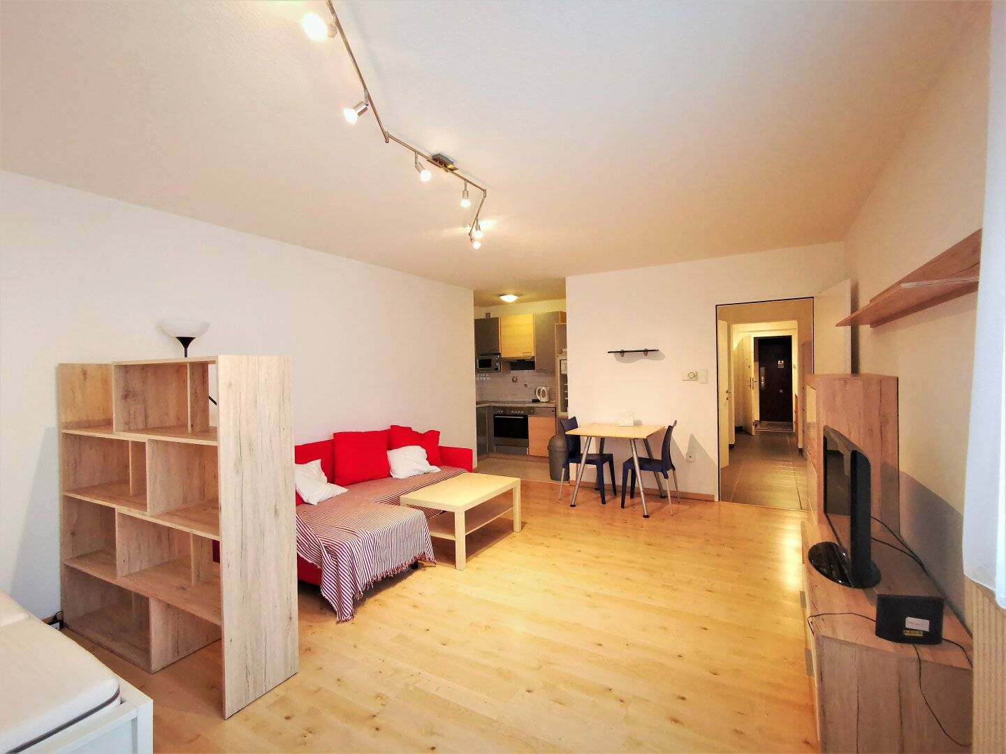 Singelwohnung (Anlage mit großem Garten mit Outdoor-Swimmingpool mit viel Flair und Fun)