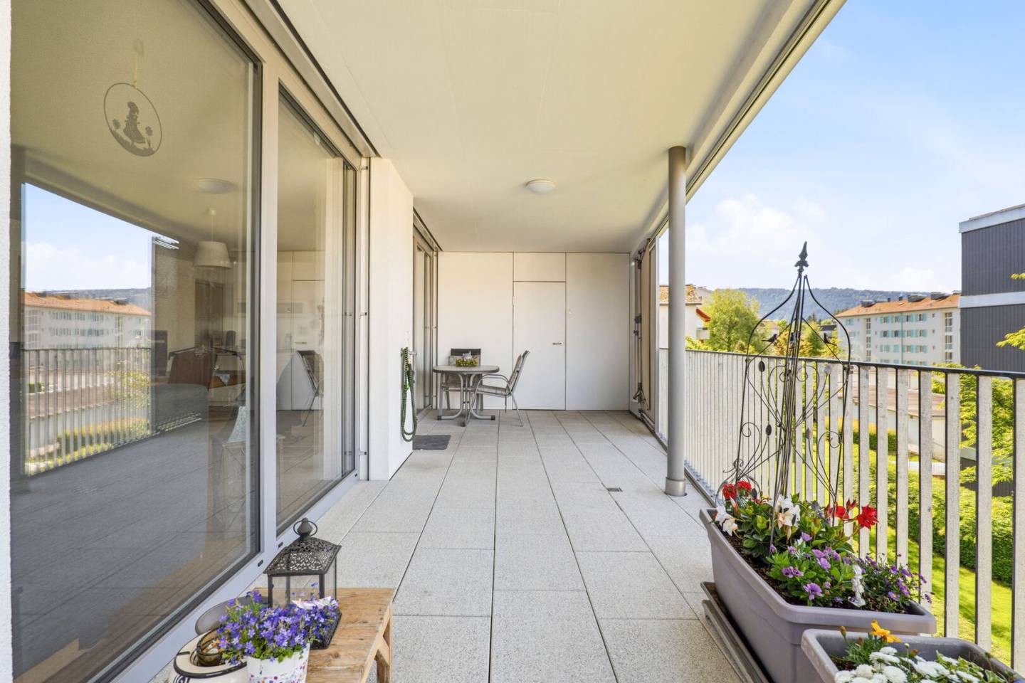 Wohnung mit großer Terrasse und moderner Küche