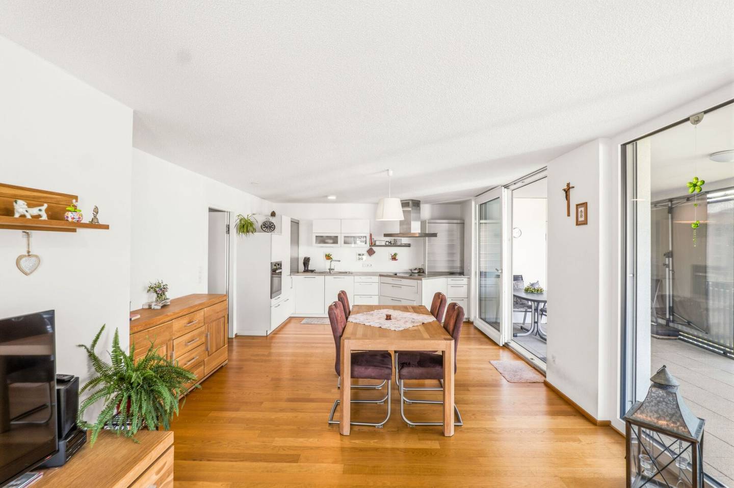 Wohnung mit großer Terrasse und moderner Küche