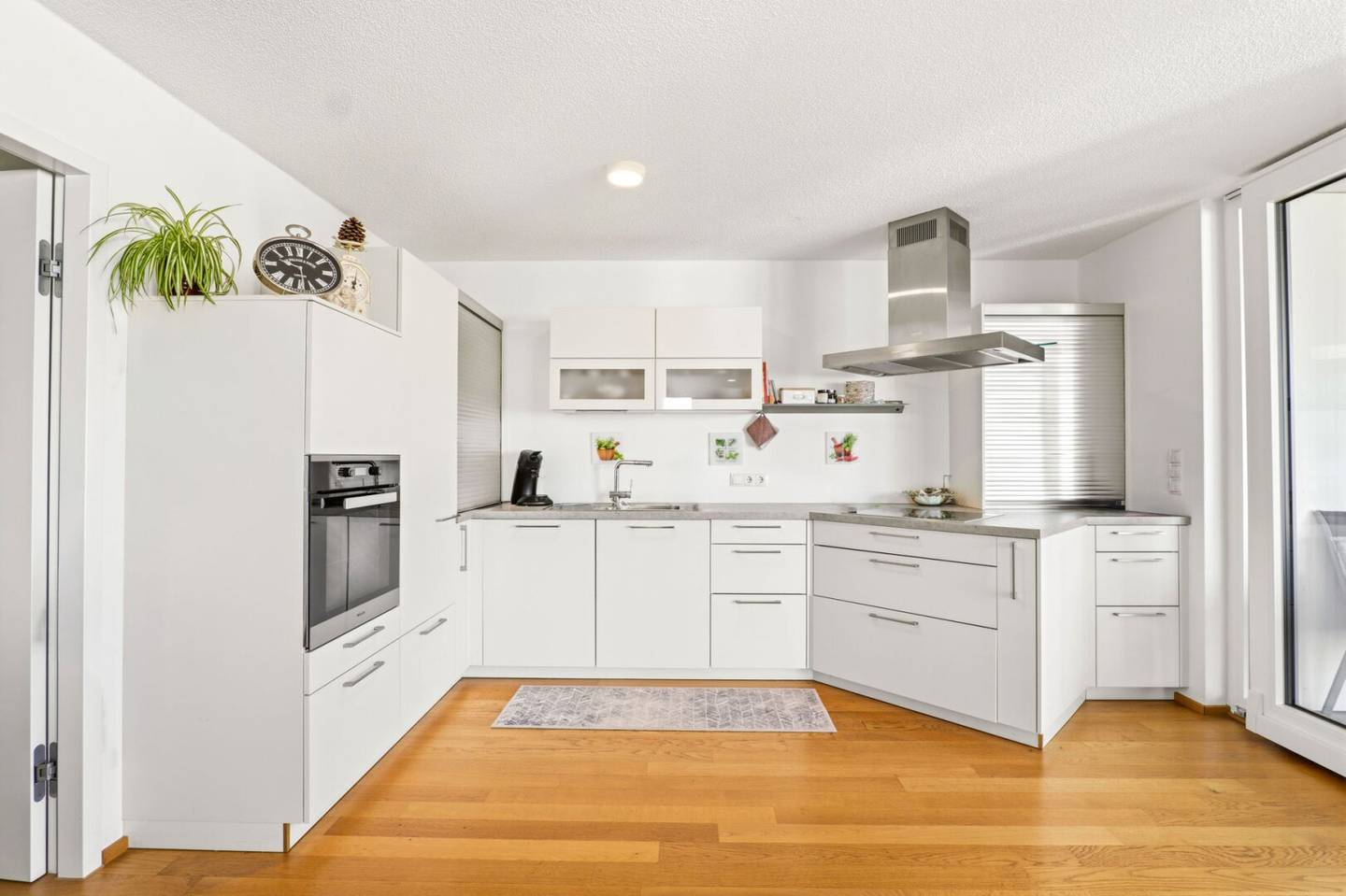 Wohnung mit großer Terrasse und moderner Küche