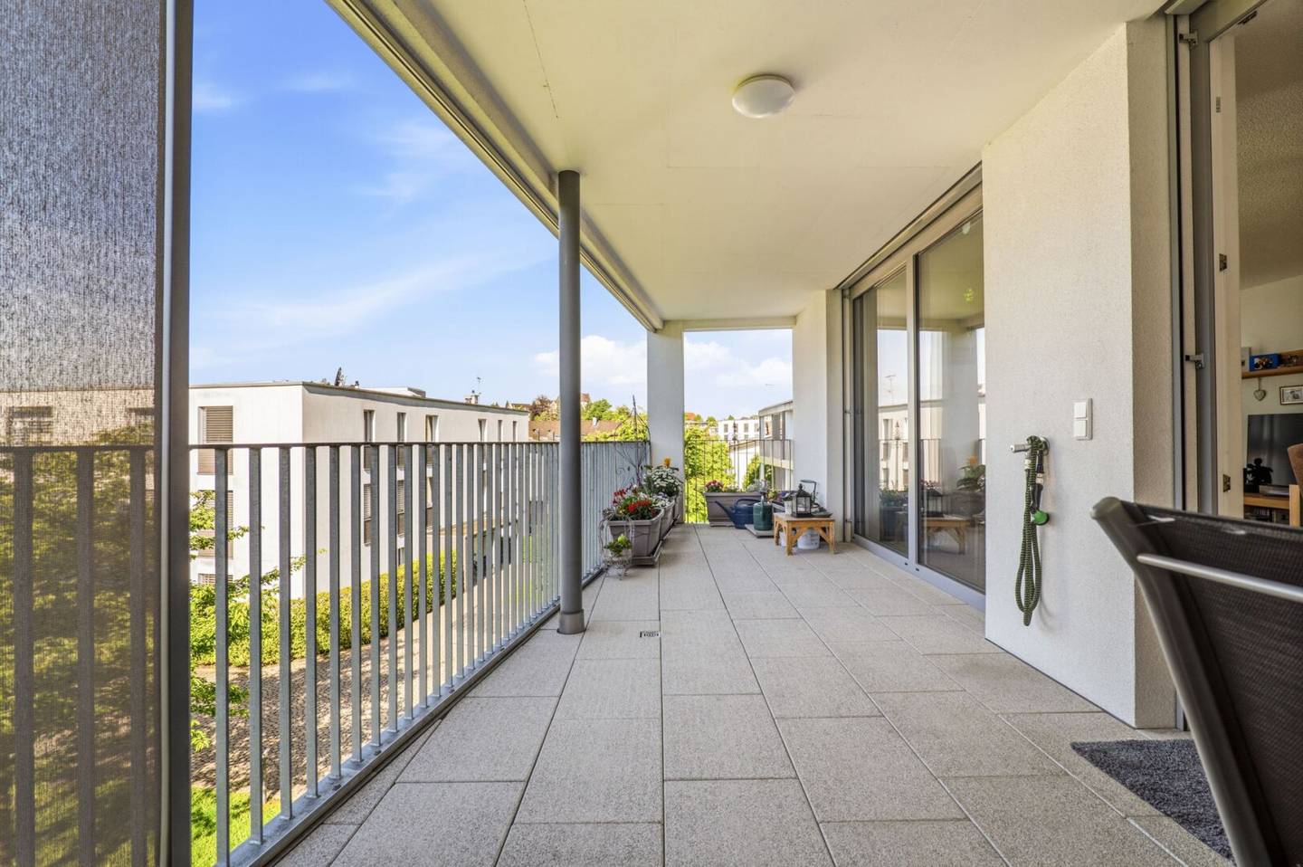 Wohnung mit großer Terrasse und moderner Küche