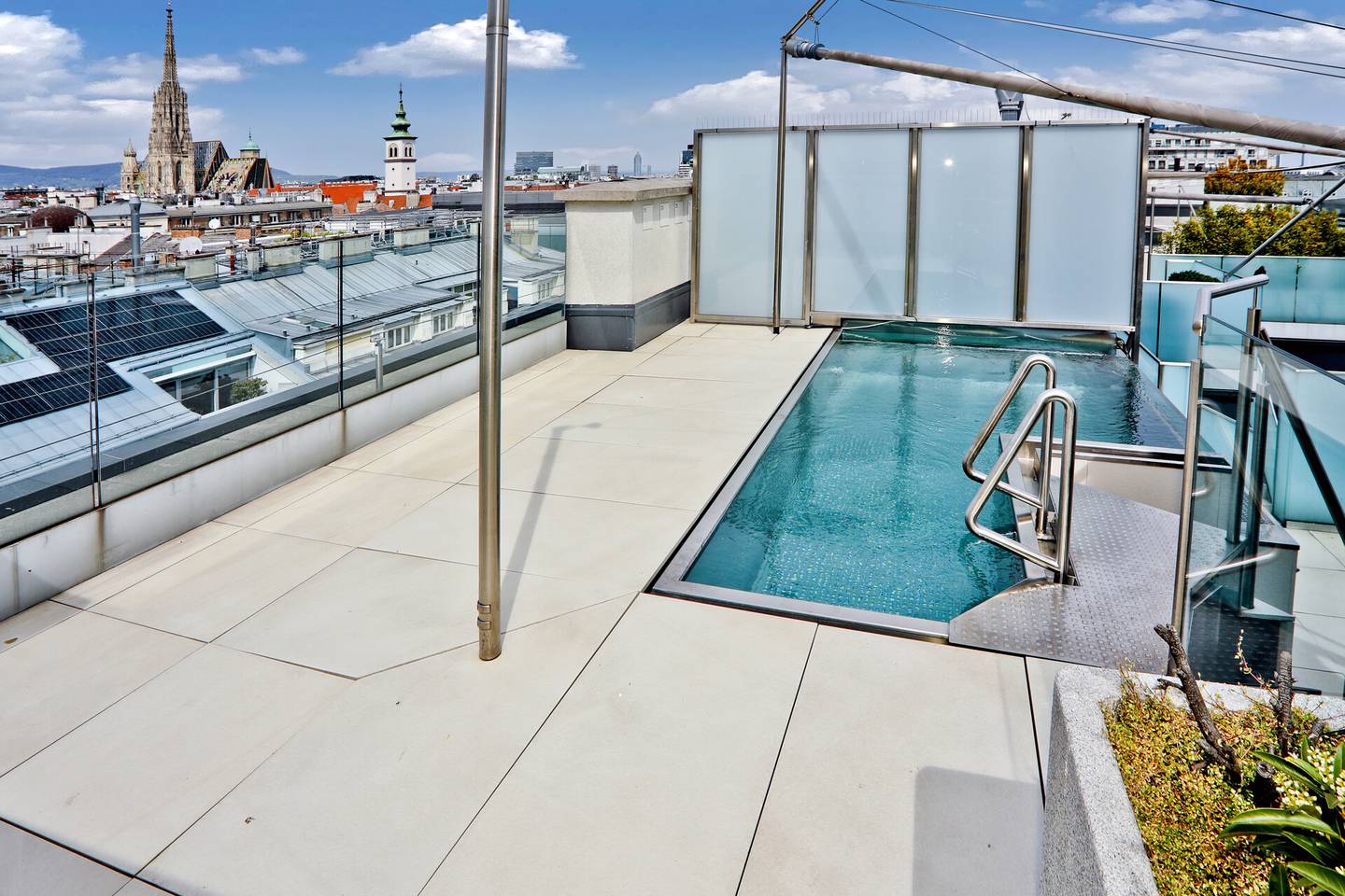 Dachgeschosswohnung im Herzen Wiens mit privatem Pool