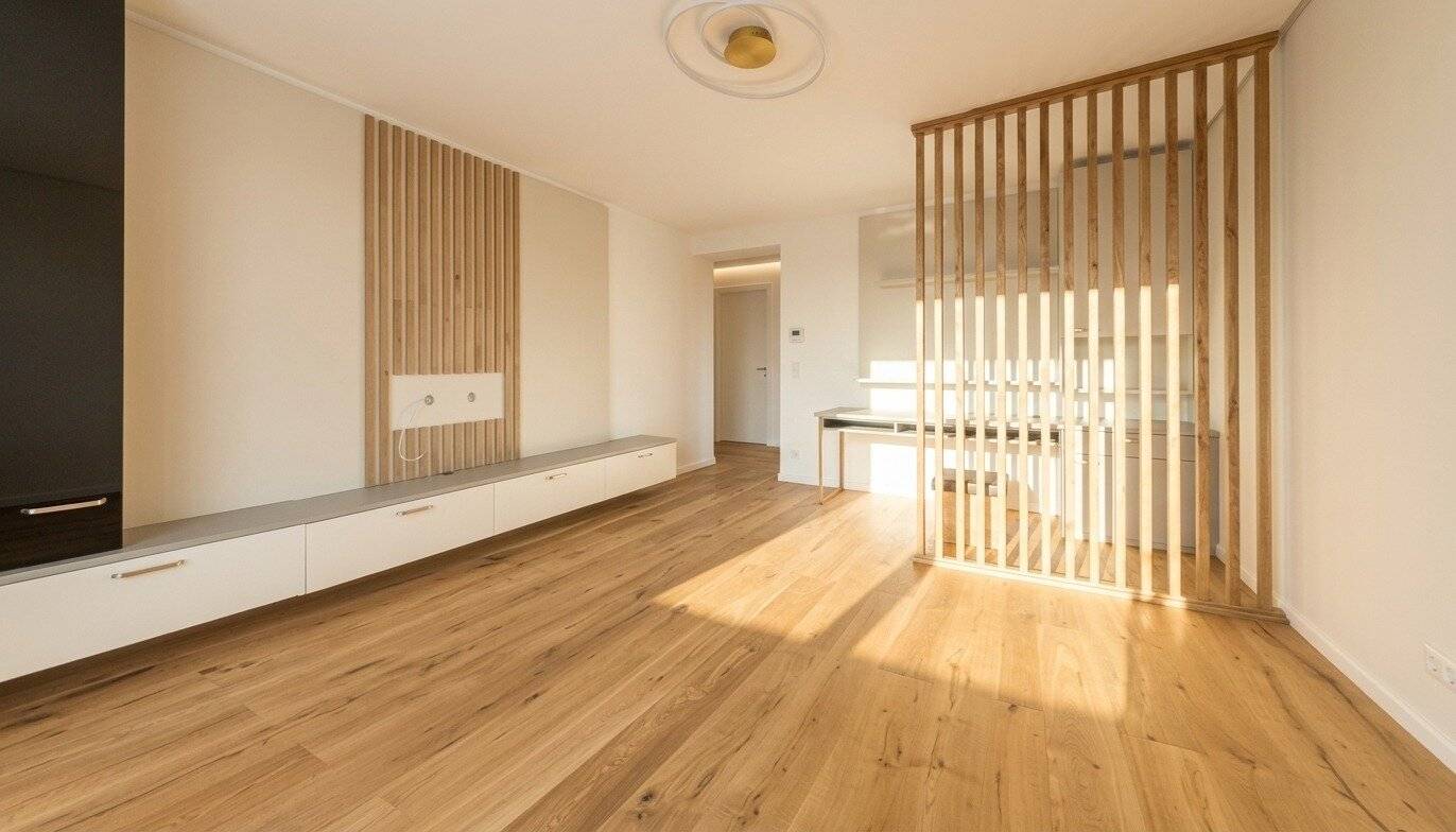 Moderne Wohnung mit Balkon und Parkplatz