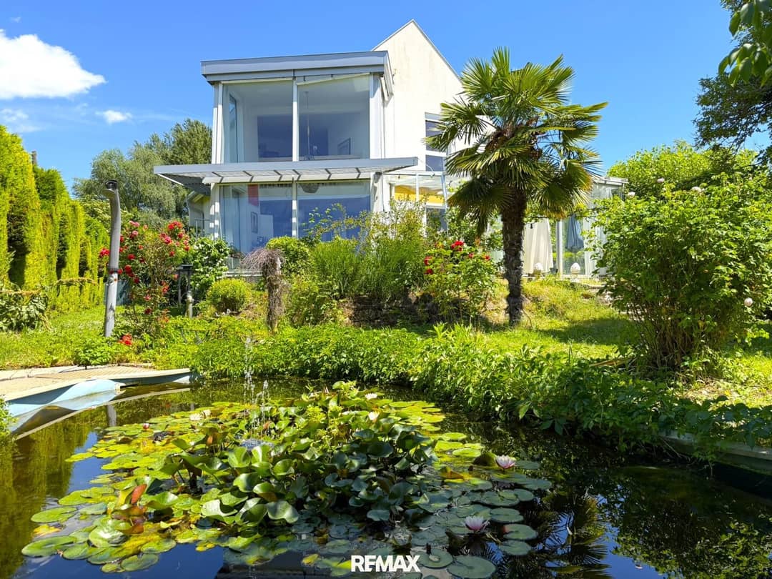 Modernes Einfamilienhaus mit Garten