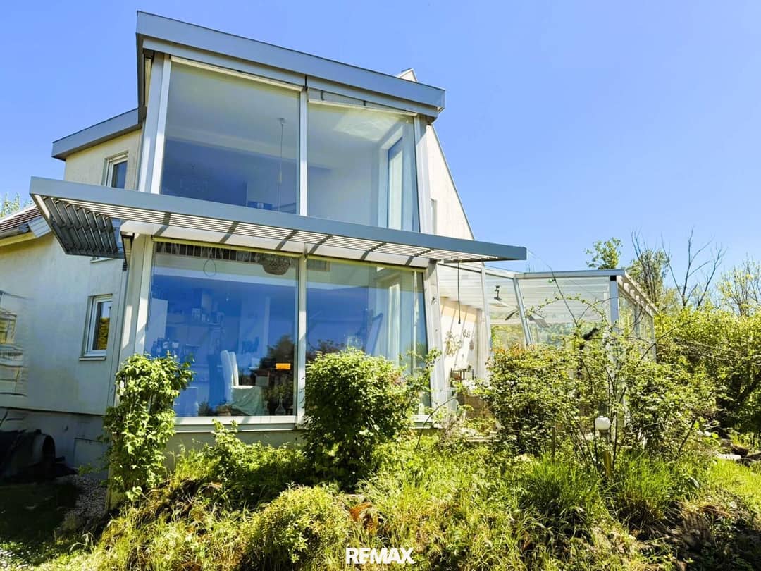 Modernes Einfamilienhaus mit Garten