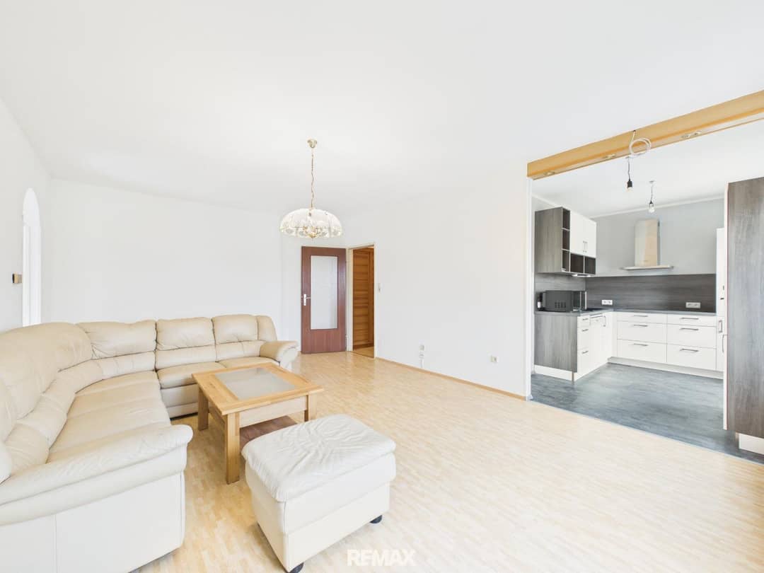Apartment with balcony bright rooms and a quiet location