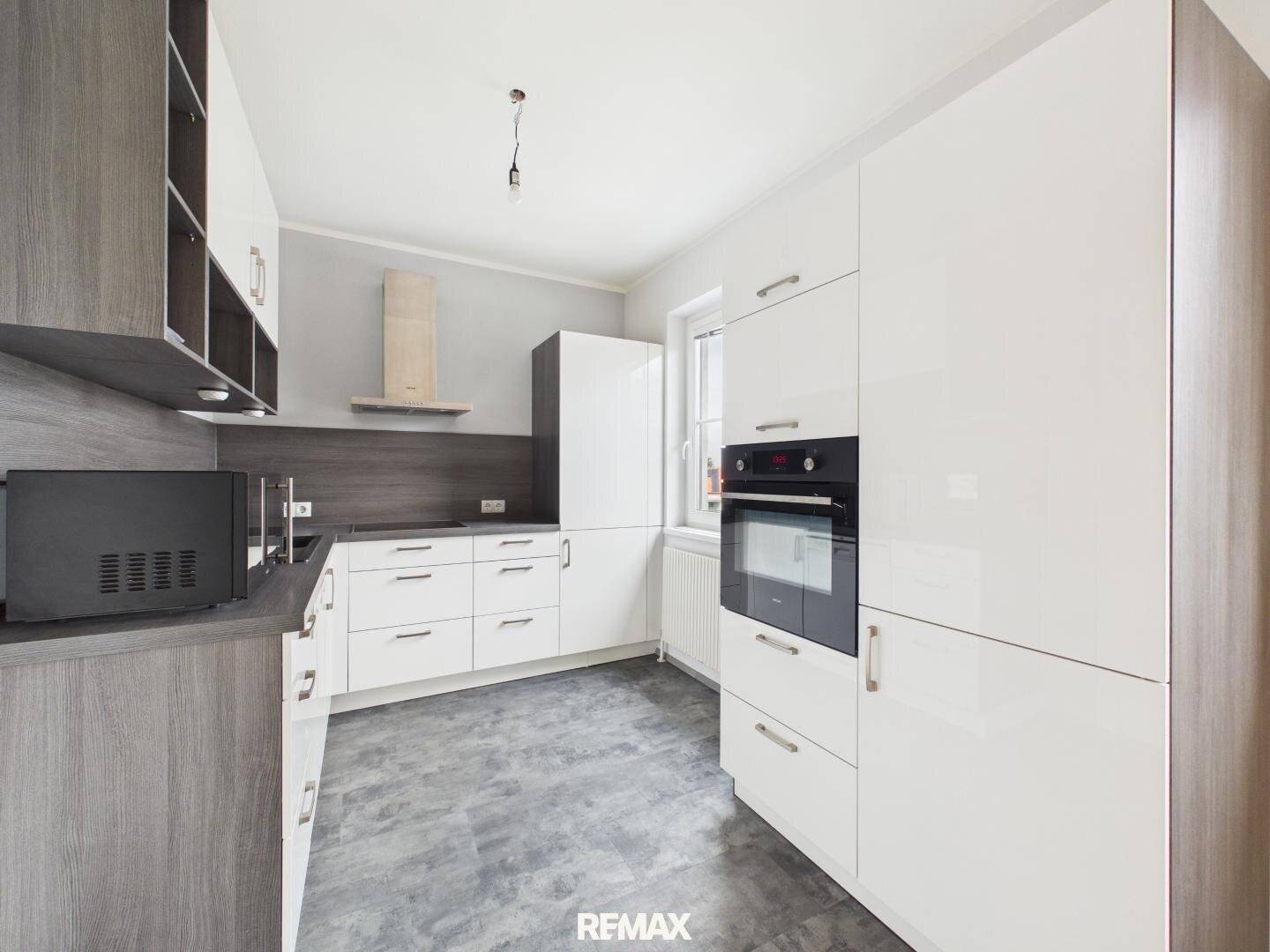Apartment with balcony bright rooms and a quiet location