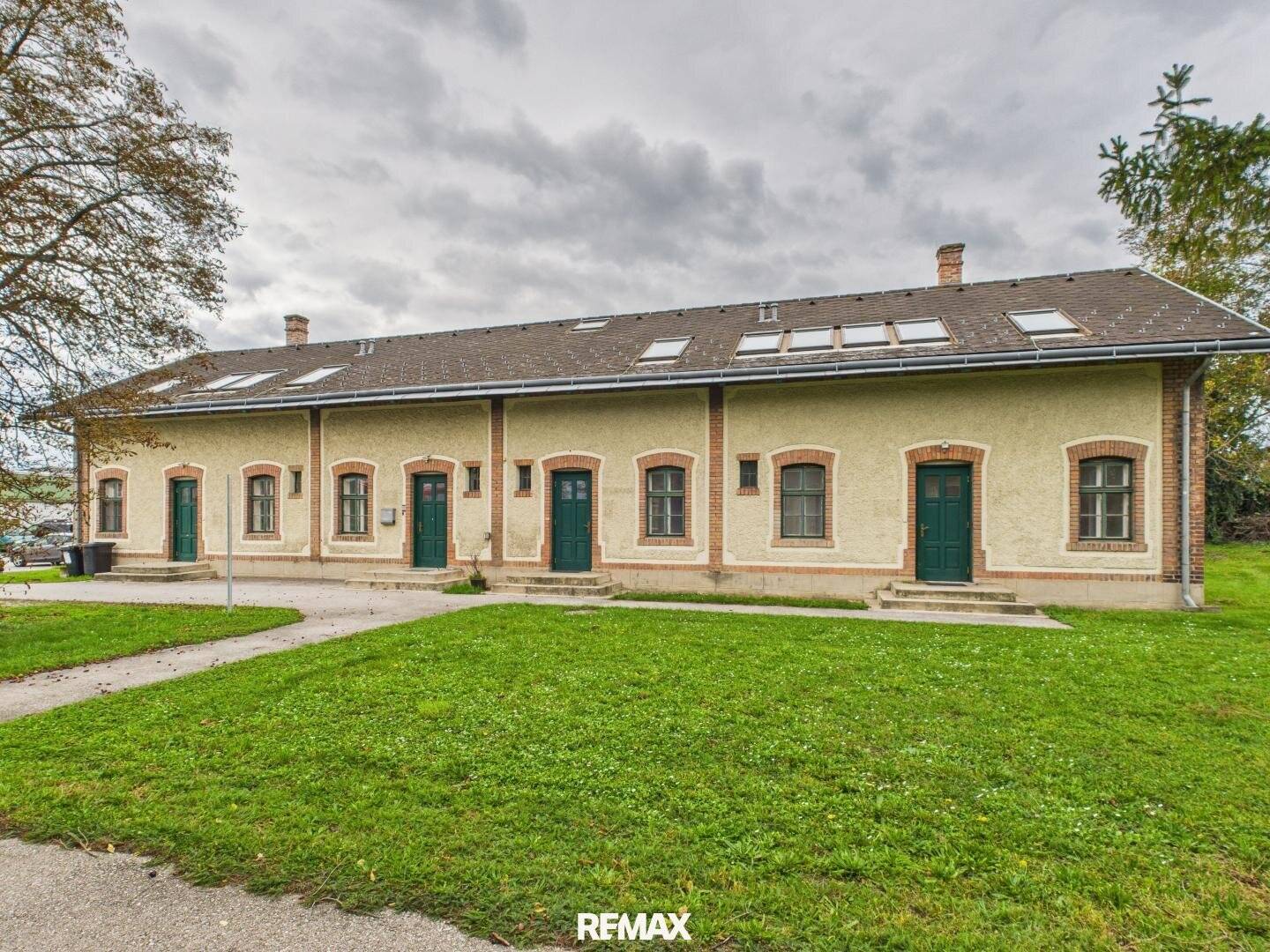 3 Bürogebäude mit 38 Parkplätzen