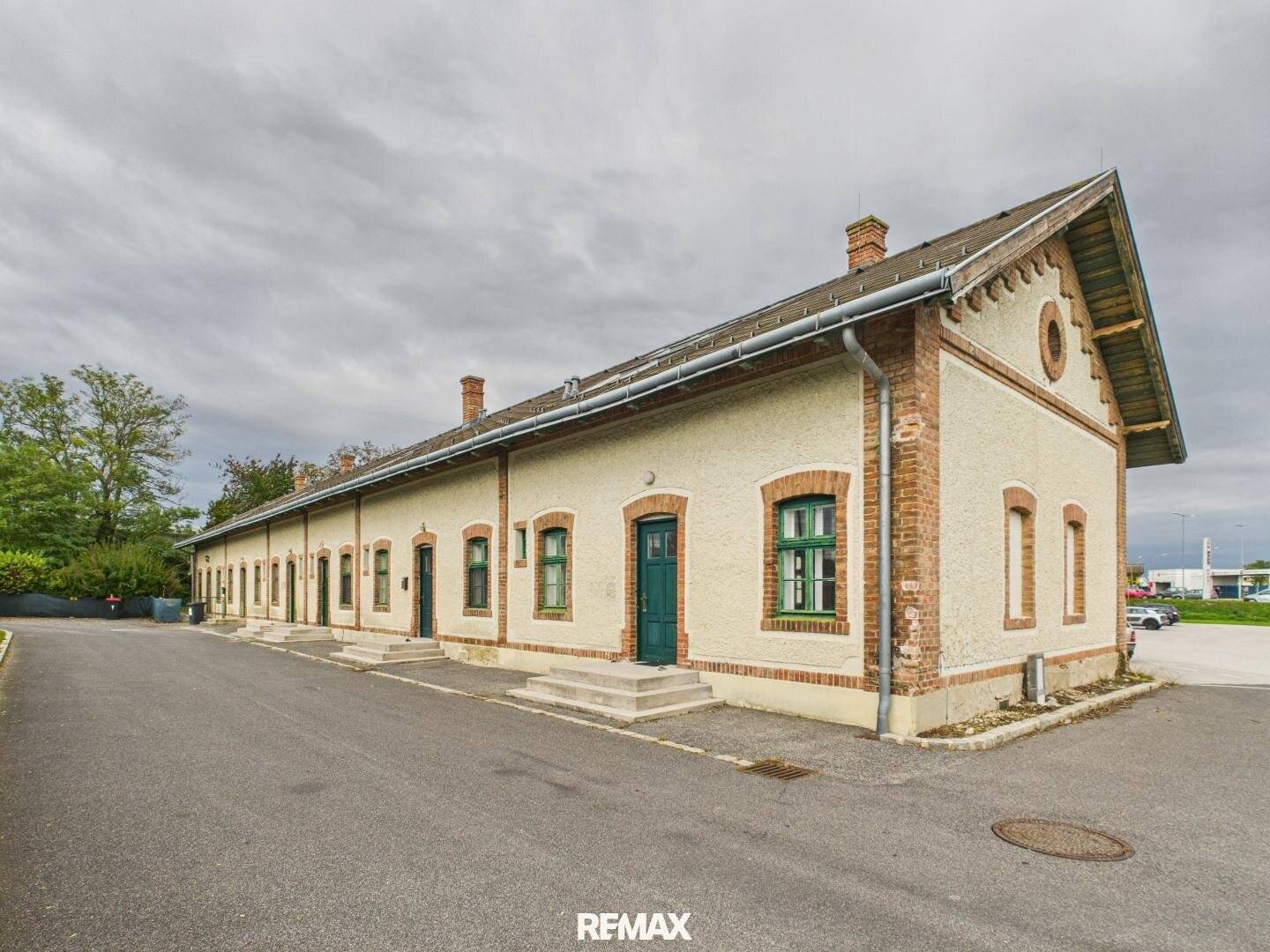 3 Bürogebäude mit 38 Parkplätzen