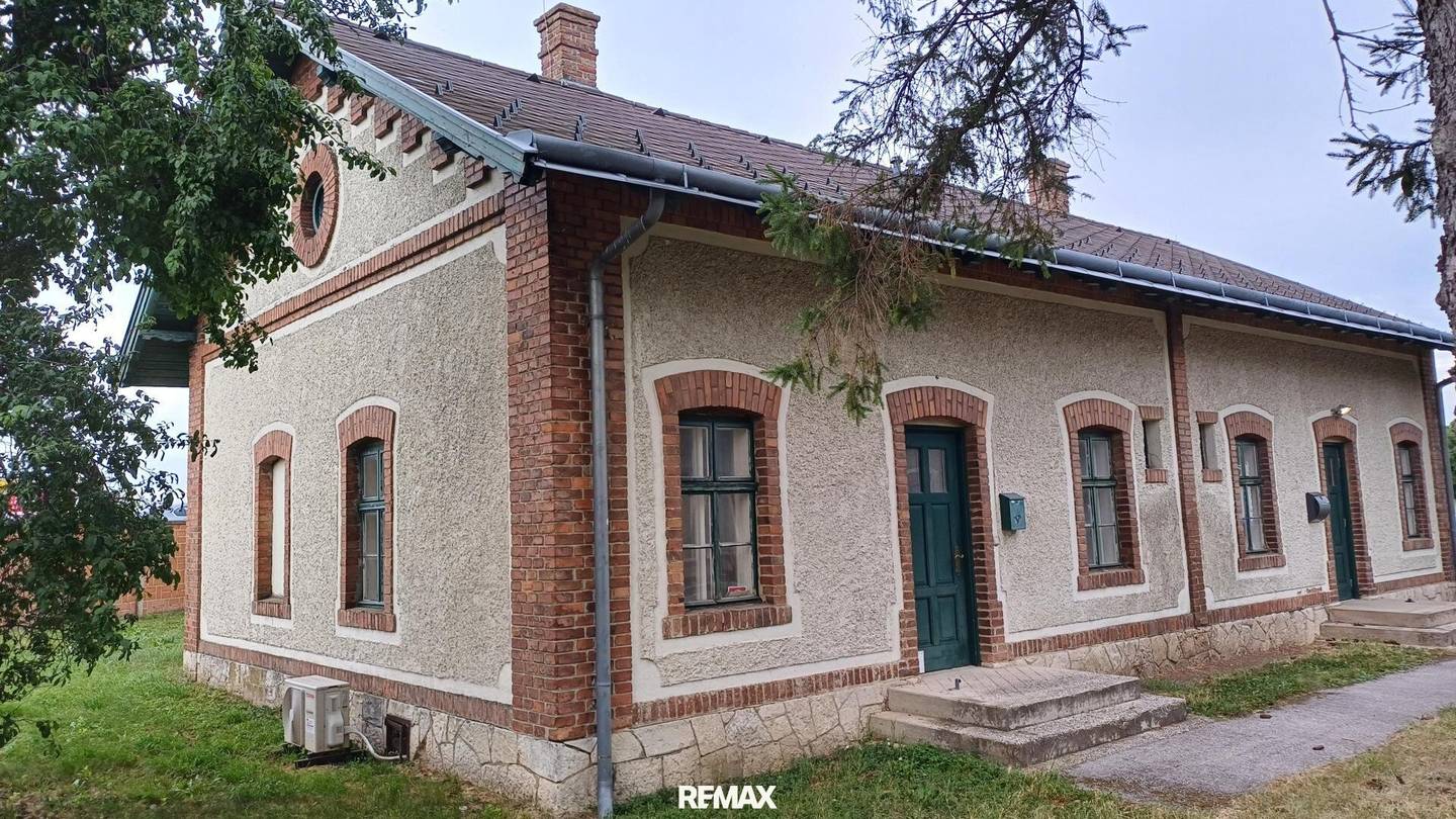 3 Bürogebäude mit 38 Parkplätzen