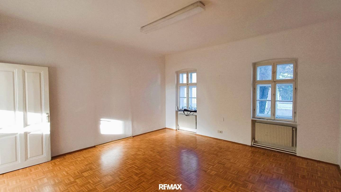3 Bürogebäude mit 38 Parkplätzen